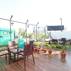 Oyo 14832 Rooftop Hotel